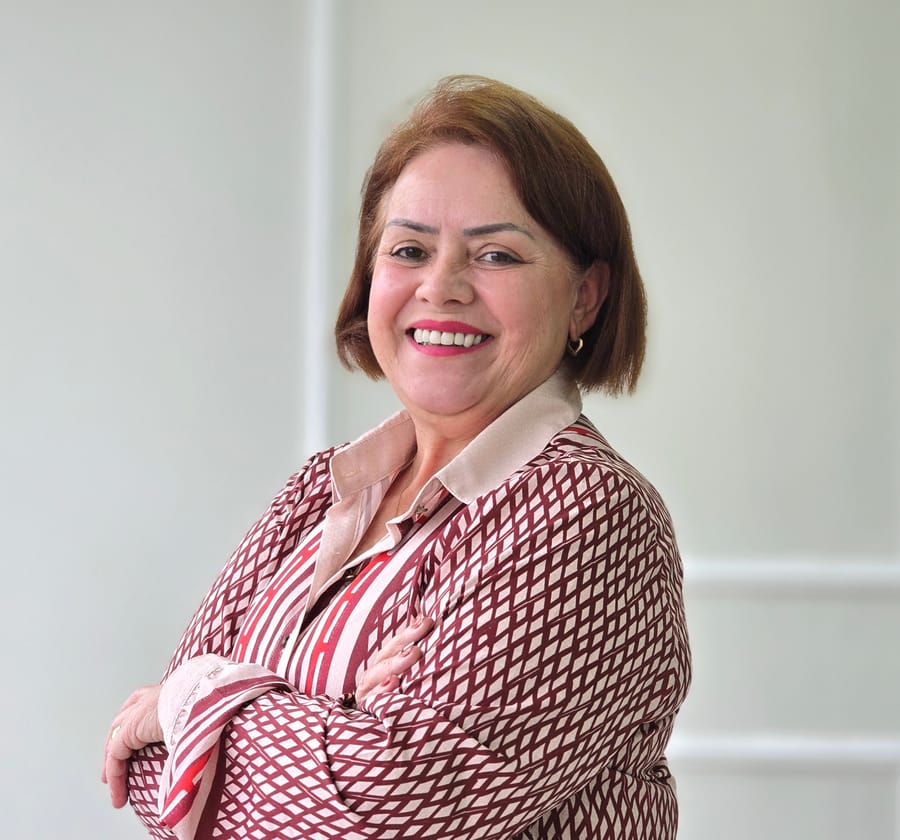 Maria Cecilia, corretora da Júlio Casas Imóveis